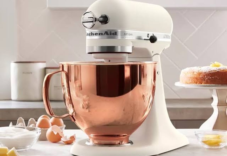 Beyaz KitchenAid stand mikser ve bakır hazne